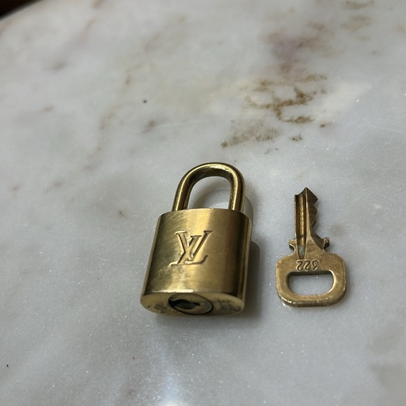 Louis Vuitton Gold Padlock with brass Unpolished - Picture 4 of 4